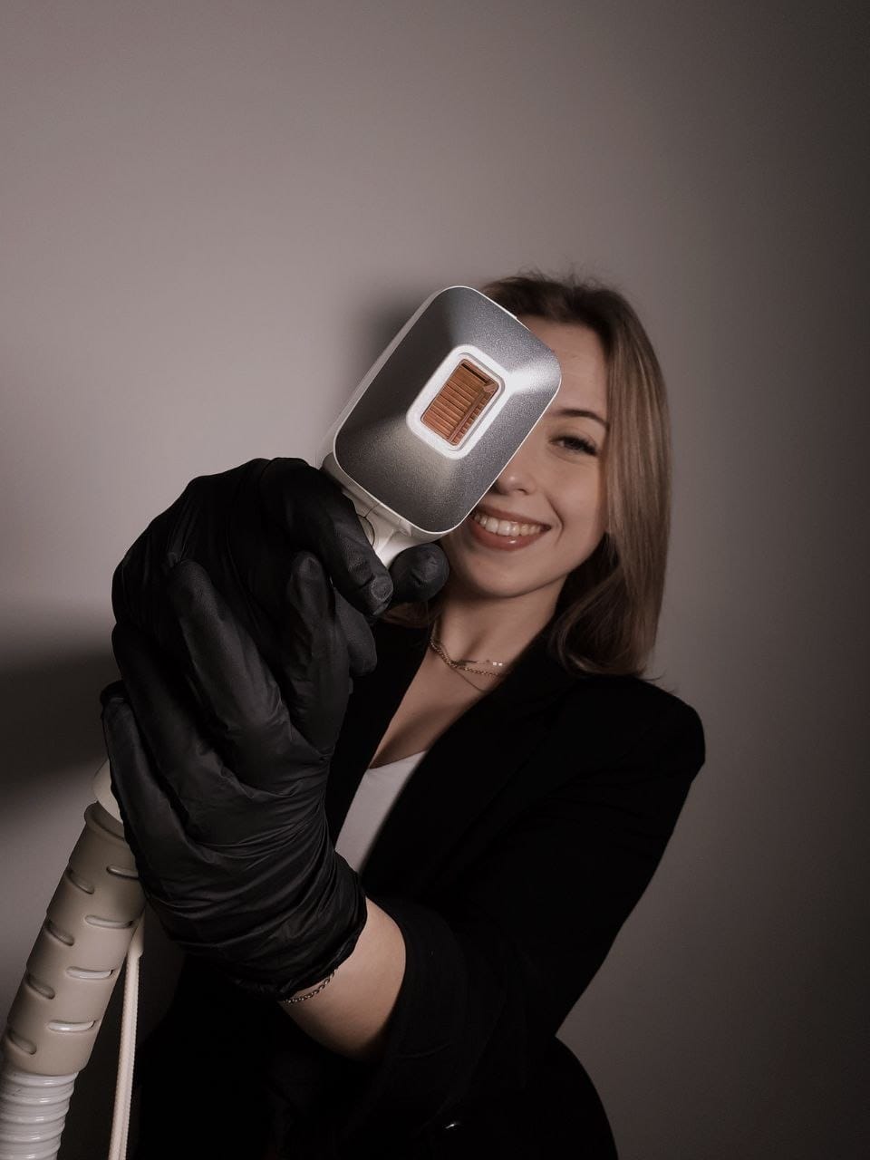 Inês Ferreira com equipamento de estética