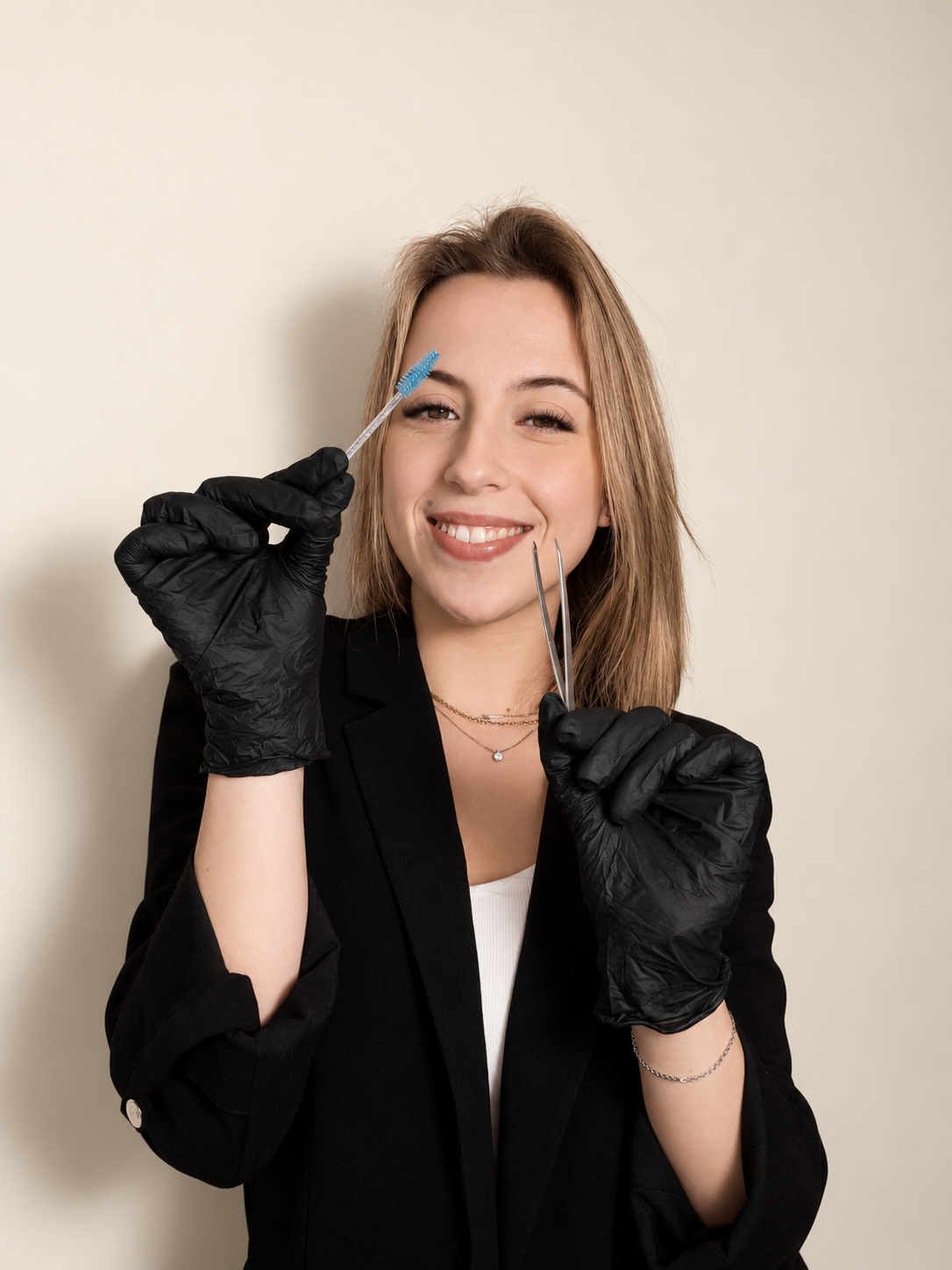 Inês Ferreira com pinças e escova de pestanas